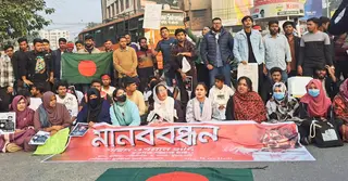 হাদি হত্যার বিচার দাবিতে কুষ্টিয়ায় মহাসড়ক অবরোধ করে বিক্ষোভ